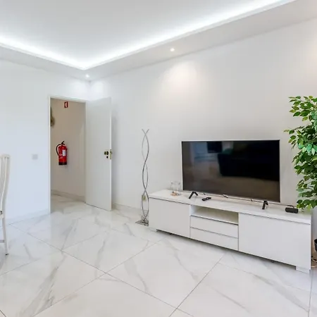 Bright 1bdr Flat In By Lovelystay Αλμπουφέιρα