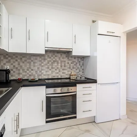 Apartmán Bright 1bdr Flat In By Lovelystay